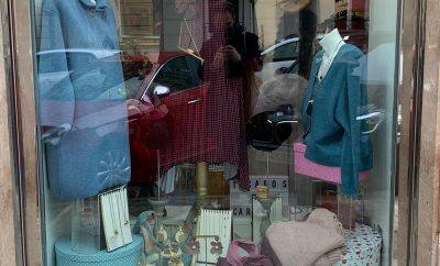 Parte del escaparate. Tocados y Ropa de Fiesta